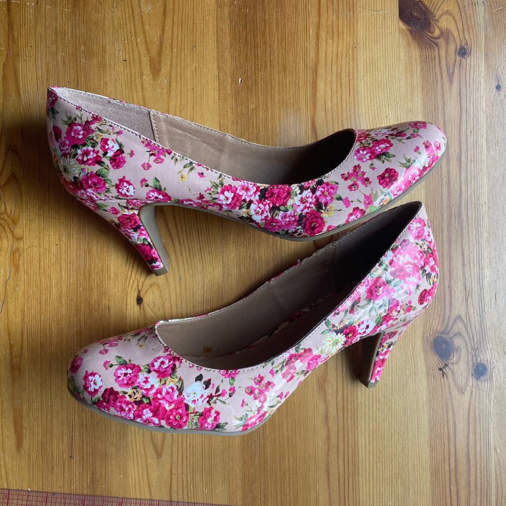 Barbie Pink Floral Pumps size 8-8.5 NEVER WORN w/ box
